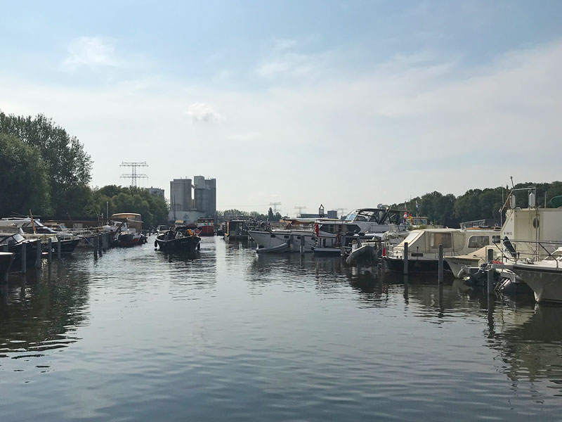 Die Yacht steht in einer sehr knapp bemessenen Box in der City Marina Rummelsburg an der Spree in Berlin, und der Bug ragt mehrere Meter ins Hafenbecken