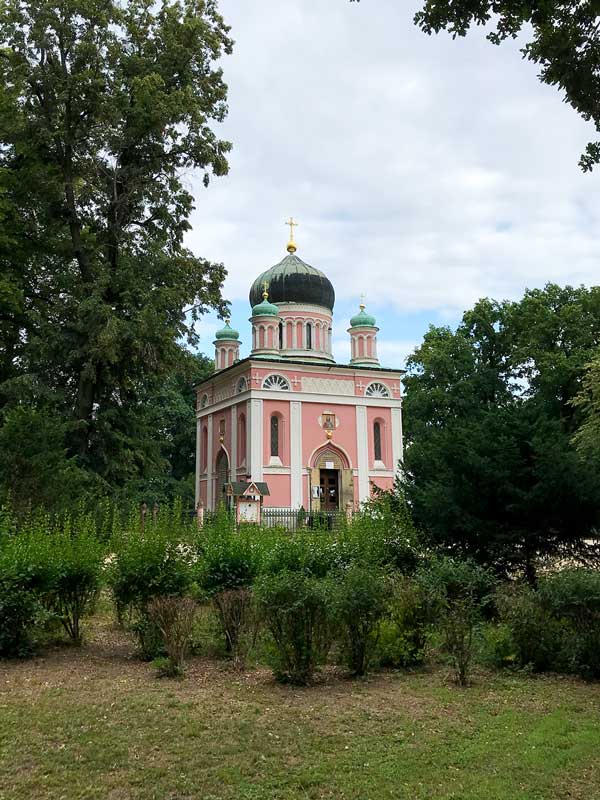 Kleine russisch-orthodoxe Kirche in einem Park bei Potsdam an der Havel, russische Kolonie Alexandrowka