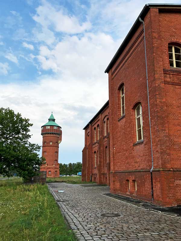 Altes Sichtziegel Betriebsgebäude und Wasserturm im Marienpark in Berlin Mariendorf