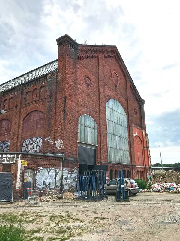 Ehemaliges Kraftwerk in Berlin Rummelsburg am Gelände des Funkhaus Berlin - nur die Außenfassade steht noch und ist mit Graffiti besprüht