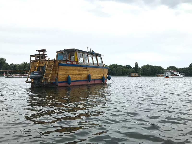 Ein Boot mit dem Aussehen einer Arche treibt auf dem Wasser in der Rummelsburger Bucht auf der Spree in Berlin