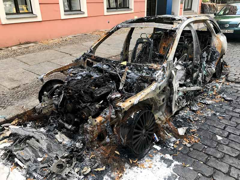 Ausgebranntes Auto (Mercedes) in Berlin Kreuzberg im Bergmann Kiez