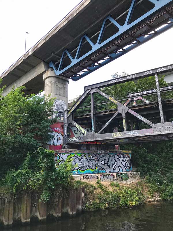 Zwei Brücken übereinander mit Graffiti Kunst am Teltowkanal in Berlin Tempelhof