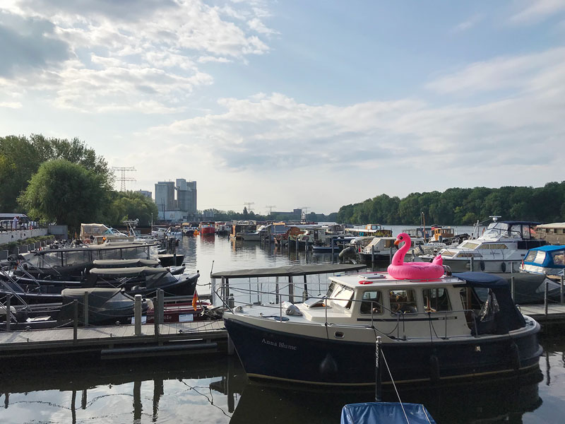 Blick über den Hafen in Berlin Rummelsburg an der Spree Richtung Süden mit Sportbooten und aufblasbarem Flamingo