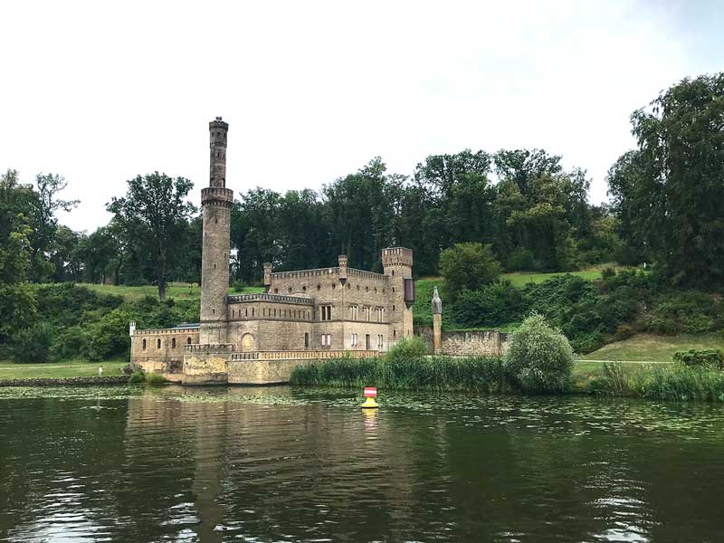 Direkt am Ufer des Tiefen Sees liegt im Park Babelsberg Potsdam das alte Dampfmaschinenhaus, das abgesehen von dem hohen Kamin eher wie ein Schloss anmutet