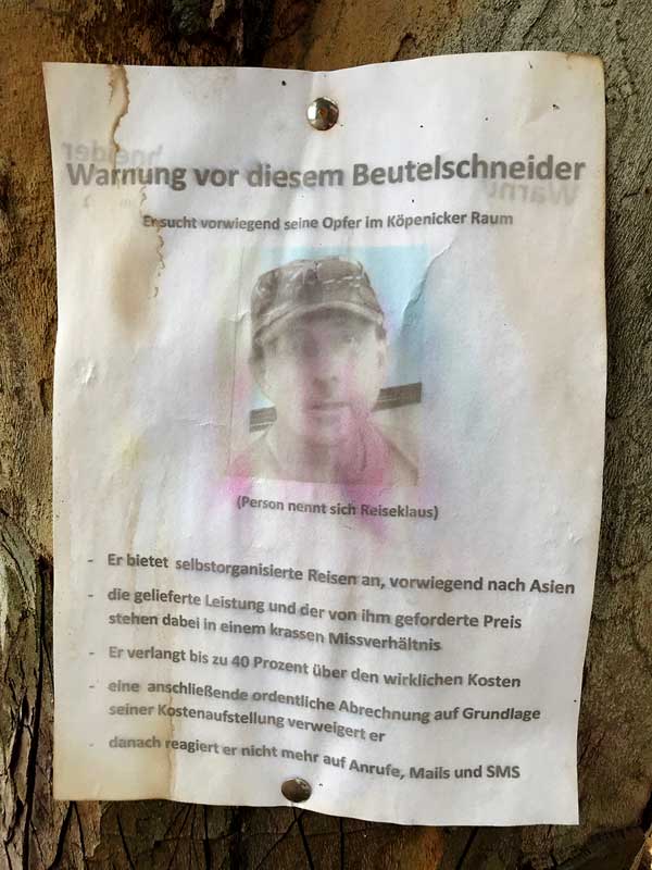 Verwaschener Aushang in Schmöckwitz, Berlin, auf dem eine Person denunziert wird
