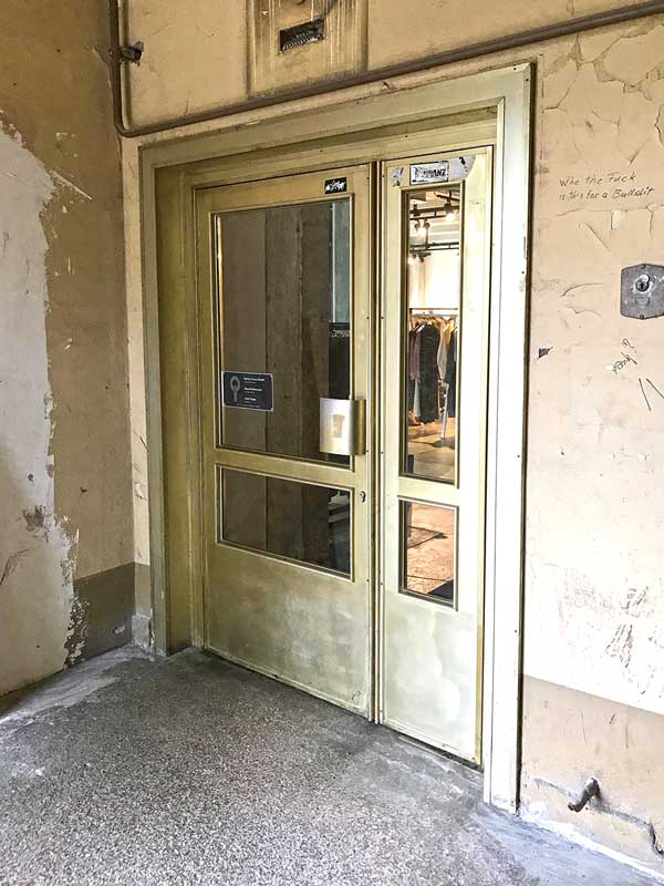 Eingangstür aus goldfarbenem Metall zu einem dänischen Modegeschäft im Funkhaus Berlin