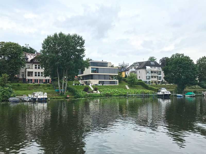 Modernes Haus aus Beton und Glas am Ufer des Griebnitzsee, Drehort der Serie Jerks, dort Wohnhaus von Fahri Yardim