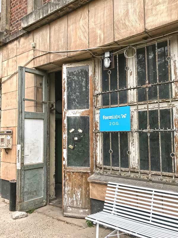 Alte verwitterte Eingangstüre zum Hauptgebäude des ehemaligen Funkhaus Berlin - Firma formlabs - einem Unternehmen für 3D Drucktechnik