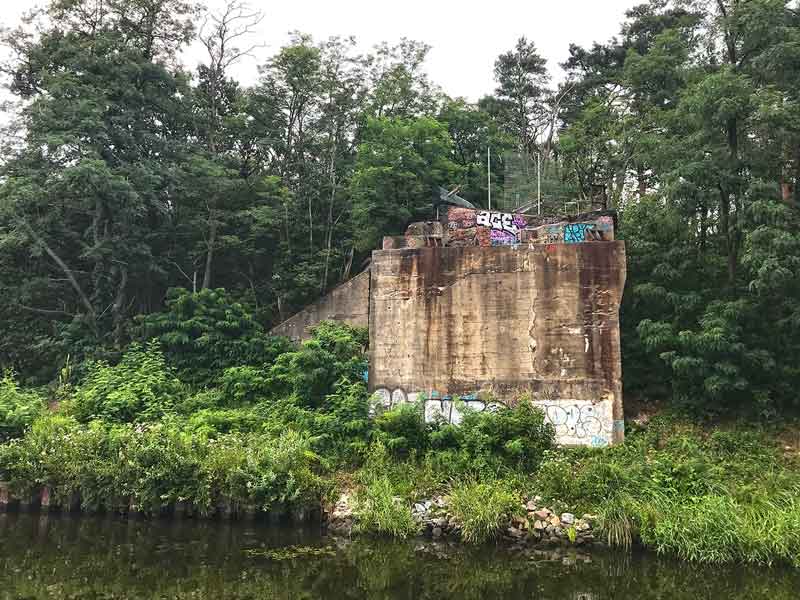 Alter, mit Graffiti besprühter Brückenkopf einer nicht mehr existierenden Brücke über den Teltow-Kanal bei Potsdam Babelsberg
