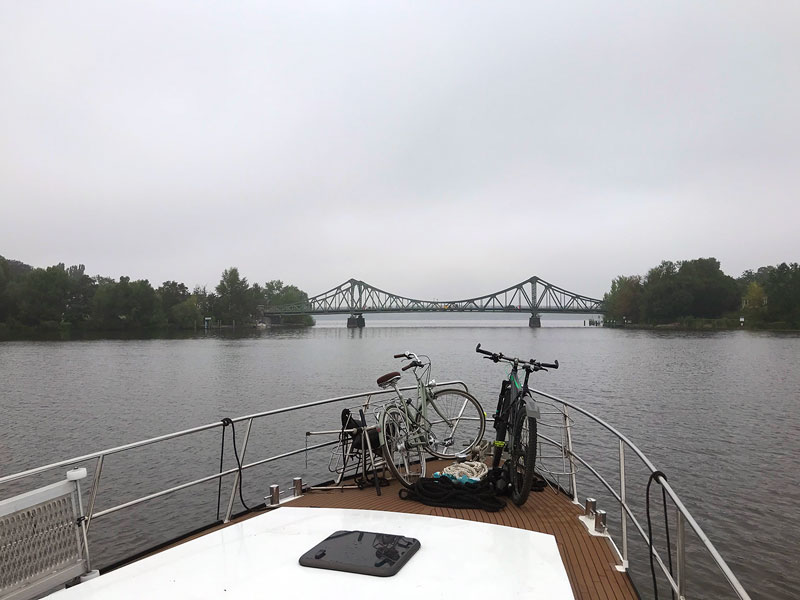 Blick auf die schön geschwungene Stahlkonstruktion der Glienicker Brücke in Potsdam, die auch die Durchfahrt vom Tiefen See in den Jungfernsee darstellt