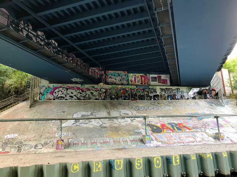 Auch unter den Brücken am Teltowkanal in Berlin ist alles mit Graffiti verziert