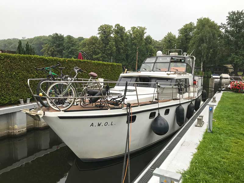 Die Yacht liegt in der Slipanlage des Hafens Pichelsdorf in einem Randbezirk von Berlin zur Reparatur an den Navigationsgeräten