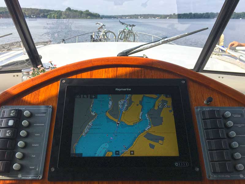 Blick auf den Steuerstand der Yacht mit dem neuen Raymarine Plotter bei der Ausfahrt aus dem Havel Kanal in Berlin Pichelsdorf