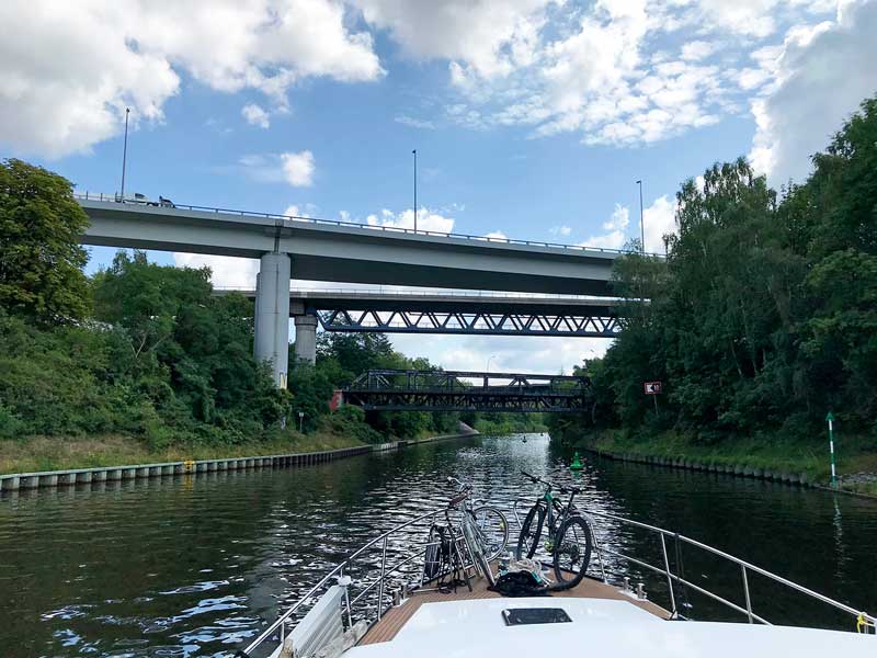 Drei Brücken in kurzen Abständen überspannen den Teltow Kanal in Berlin Tempelhof
