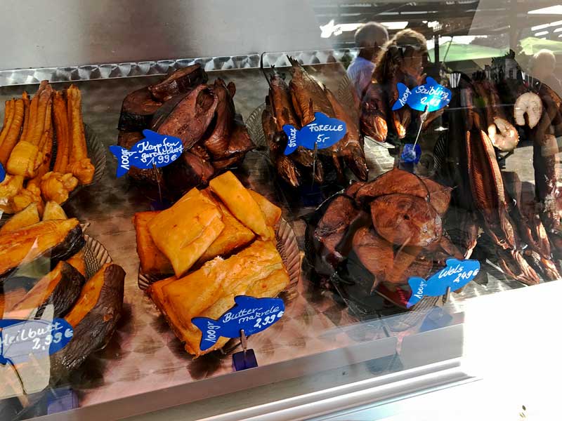An einem Verkaufsstand auf dem Stadtfest von Köpenick liegen verschiedene Sorten Räucherfisch in der Vitrine