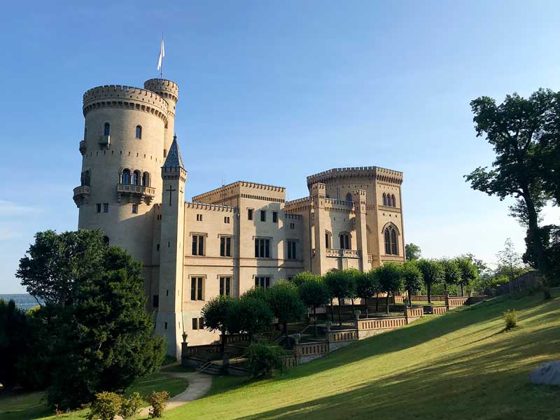 Hoch auf einem Hügel liegt Schloss Babelsberg mit Parkanlage in Potsdam