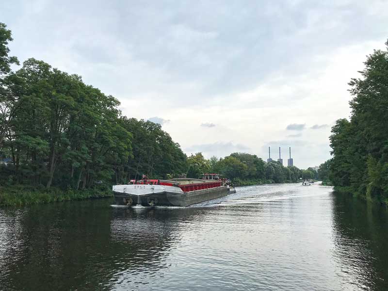 Entgegenkommendes Frachtschiff auf dem Teltow-Kanal bei Berlin Lichterfelde, im Hintergrund das Vattenfall Heizkraftwerk