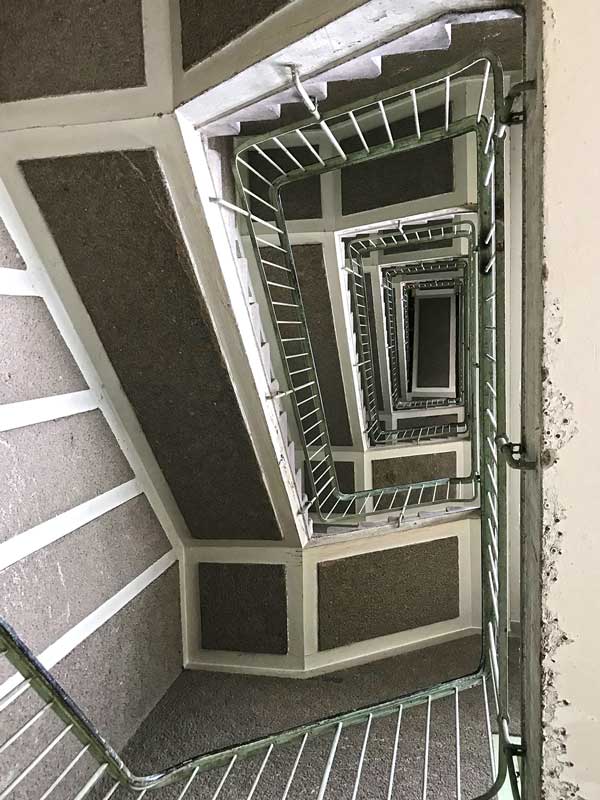 Treppenhaus über fünf Etagen von unten her gesehen im ehemaligen Funkhaus Berlin