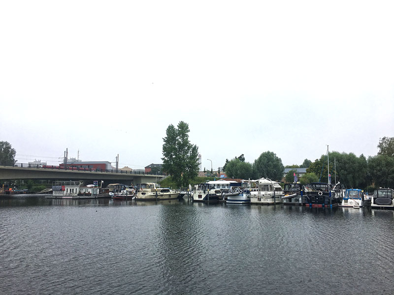 Wir lassen die Marina am Tiefen See in Potsdam bei nebeligem Wetter hinter uns zurück