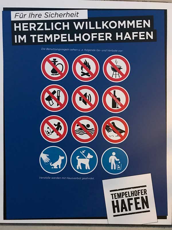 Verbotsschild im Tempelhofer Hafen in Berlin. Verboten sind Shishas, Feuer, Grillen, Waffen, Lautsprecher, Alkohol, Vandalismus, Schwimmen und Taubenfüttern