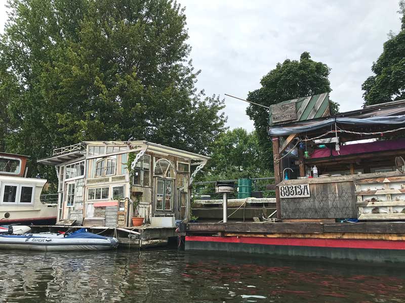 Aus alten Fenstern und anderem Material zusammengezimmerte Hütten auf schwimmenden Plattformen in der Rummelsburger Bucht auf der Spree in Berlin