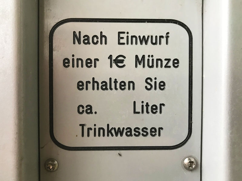 Beschriftung auf einer Zapfstelle für Wasser in der City Marina Berlin Rummelsburg an der Spree gibt keine Auskunft darüber, wieviel Trinkwasser man für den Einwurf einer Ein-Euro-Münze erhält