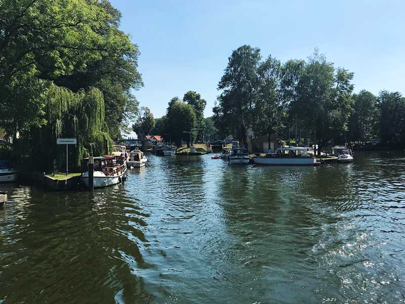 Etwa 15 Sportboote warten auf die Schleusung an der Mühlenschleuse auf der Dahme bei Königs Wusterhausen, Brandenburg, südlich von Berlin