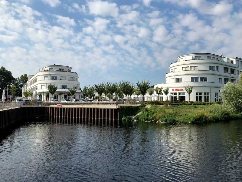 Architektonisch interessanter Komplex bestehend aus zwei großen Gebäuden im Art Deco Stil mit Restaurant und kleinem Hafenbecken am Ufer des Teltowkanal in Alt Glienicke in Berlin