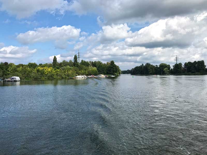 Blick zurück aufs Kielwasser auf der Dahme-Wasserstraße südlich von Berlin
