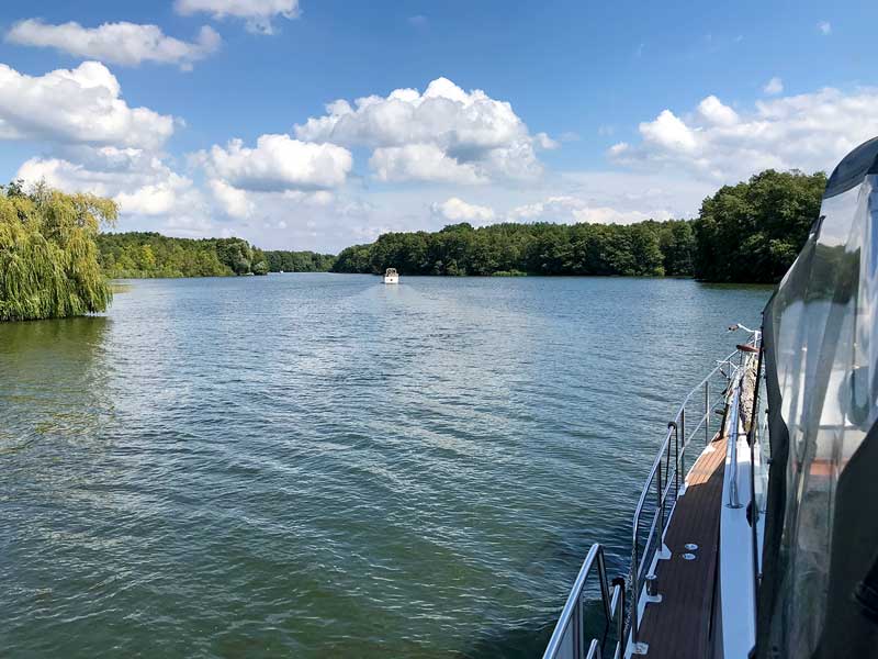 Unsere Motoryacht folgt einem anderen Boot auf dem Krüpelsee, Dahme-Wasserstraße, Brandenburg