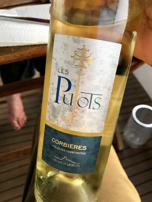 Eine Flasche Wein Les Pujots aus Corbieres von La Cave de Gruissan, Südfrankreich
