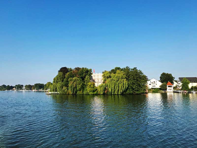Die Villa der Unternehmerfamilie Dussmann eingerahmt von altem Baumbestand an der Dahme bei Zeuthen südlich von Berlin
