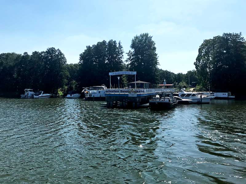 Viele Sportboote an einem ehemaligen Fahrgastanleger am Krüpelsee, Brandenburg, südlich von Berlin, welcher heute als Yachthafen dient