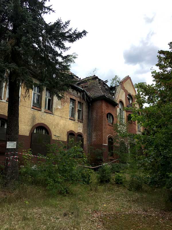 Das ehemalige hauptgebäude der landesirrenanstalt Teupitz, Brandenburg, südlich von Berlin, wurde durch Brände beschädigt und wirkt düster - Lost Places