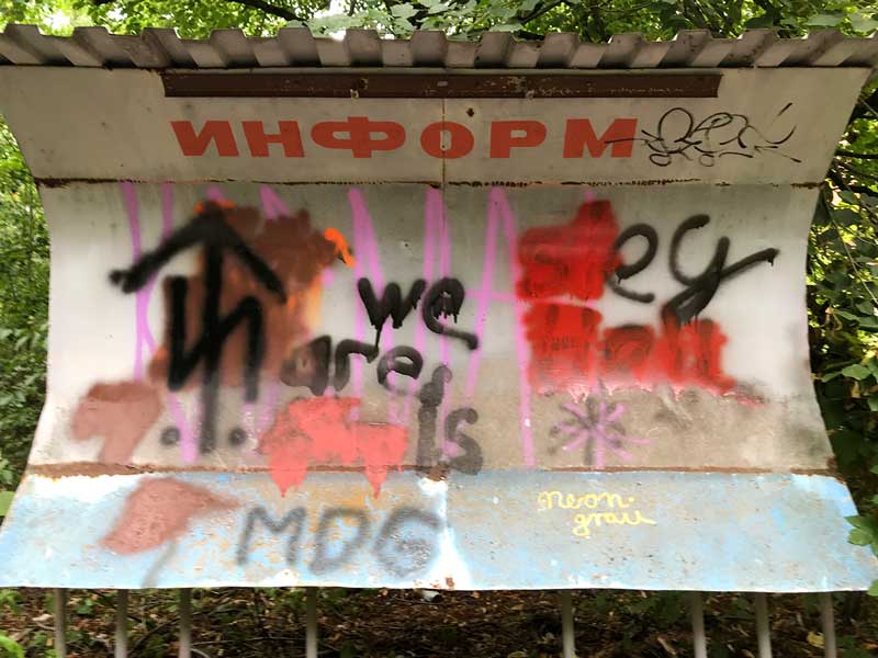 Alte Informationstafel, von einem Wellblechdach geschützt, heute mit Grafitti beschmiert, in der Landesirrenanstalt Teupitz, Brandenburg, südlich von Berlin - Lost Places