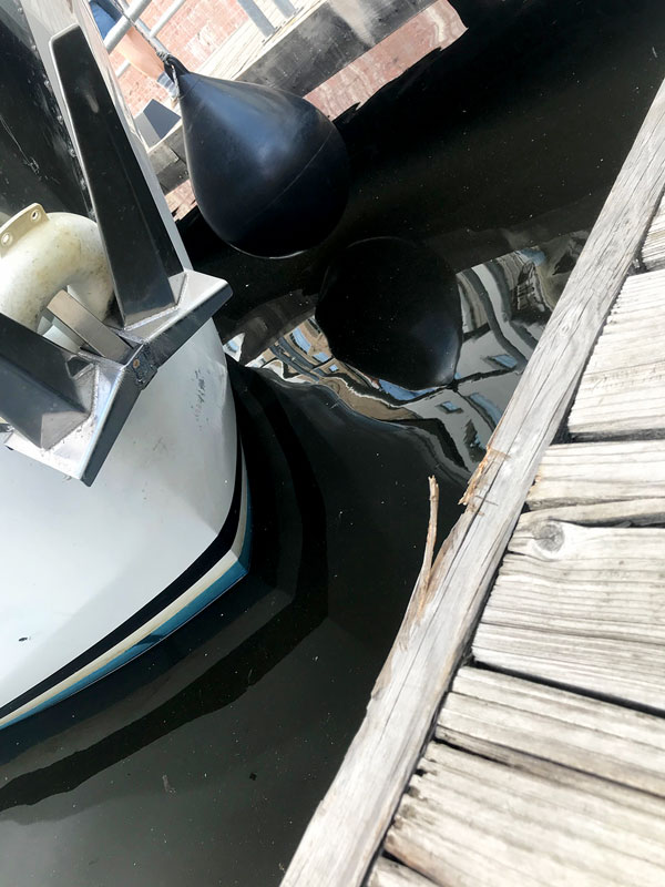 Der Bug eines Charterboots rammt den Steg im Tempelhofer Hafen Berlin so stark, dass Stücke aus dem Holz splittern