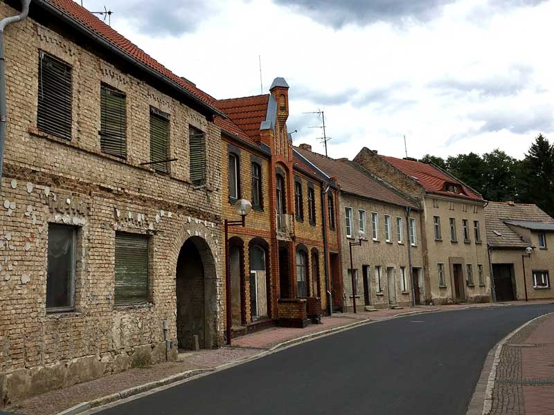 Leerstehende Häuserzeile in Teupitz, Brandenburg, südlich von Berlin