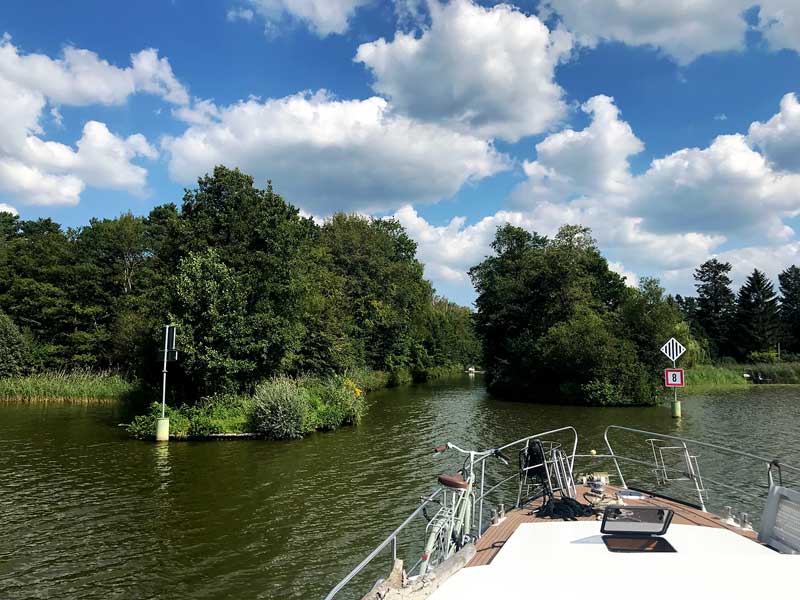 Das Schiff fährt aus dem Schweriner See in Brandenburg, südlich von Berlin, in einen schmalen Kanal ein
