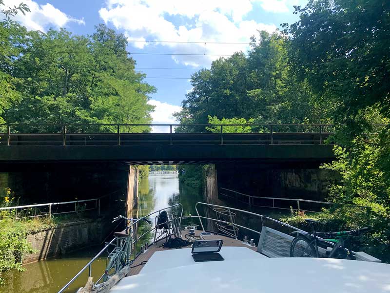 Eine niedrige Brücke überspannt den Kanal vor dem Boot auf der Dahme-wasserstraße in Brandenburg, südlich von Berlin