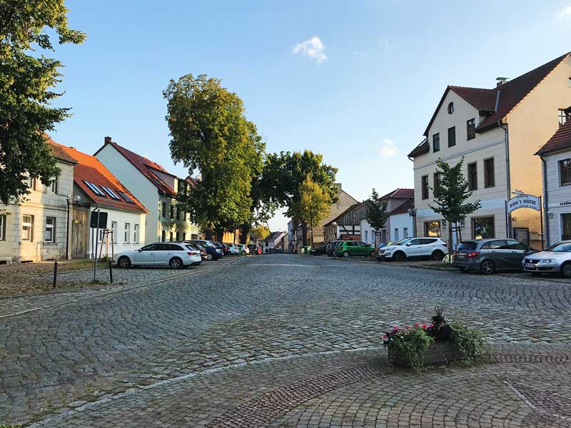 Blick über den kopfsteingepflasterten Marktplatz von Teupitz, Brandenburg, südlich von Berlin