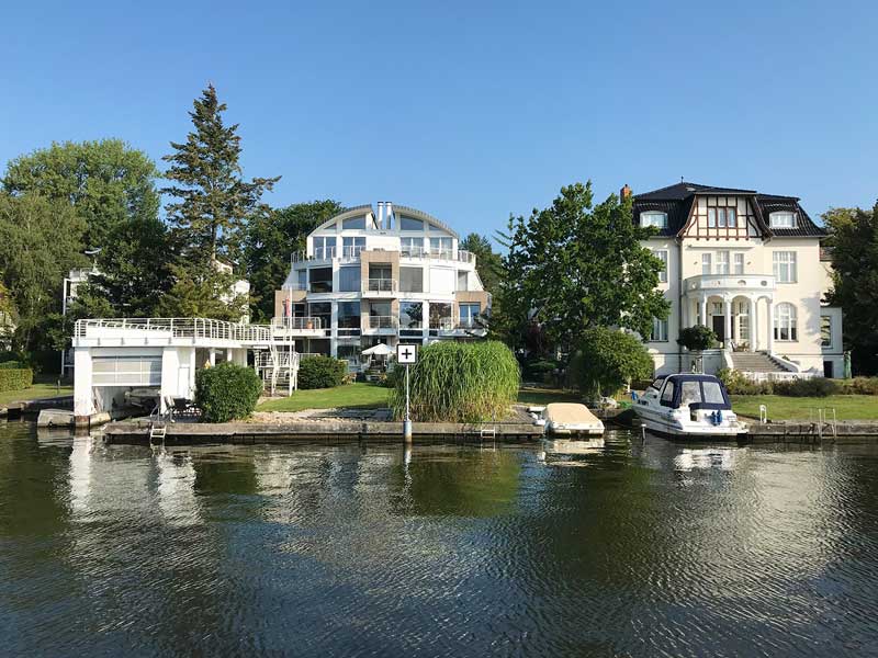 Zwei Villen mit eigenen Bootsliegeplätzen und Bootshaus am Ufer der Dahme, Brandenburg, bei Berlin
