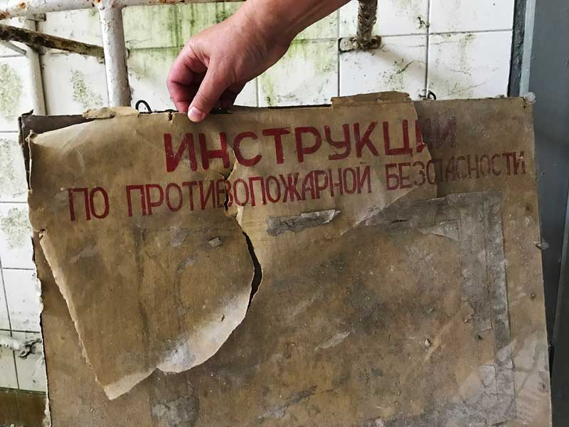 инструии по противопожарной безопасности - Brandschutzanweisungen steht auf einem verschlissenen Plakat in der Landesirrenanstalt Teupitz, Brandenburg, südlich von Berlin - Lost Places