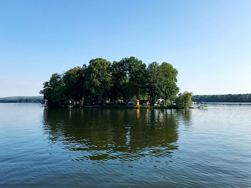 Eine kleine Insel mit einigen Hütten auf der Dahme, Brandenburg, südlich von Berlin