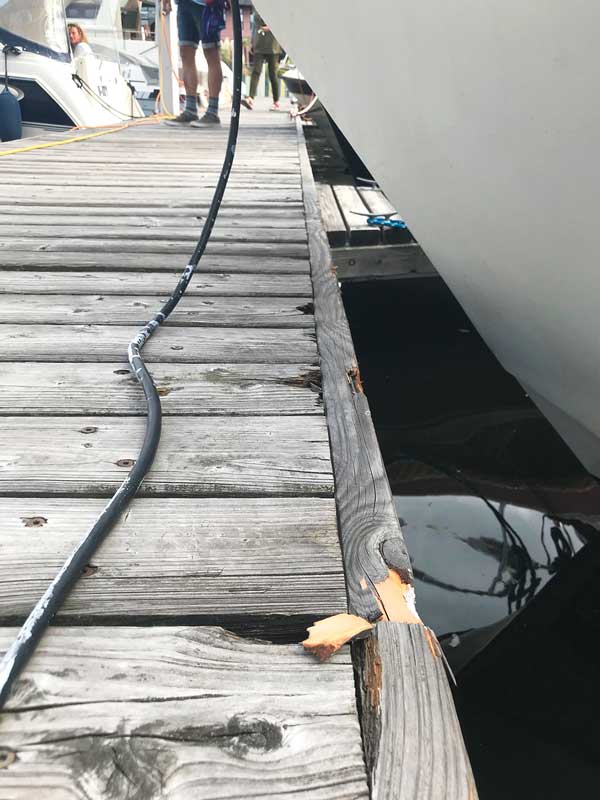 Der Bug eines Charterboots rammt den Steg im Tempelhofer Hafen in Berlin so, dass Stücke aus dem Holz splittern