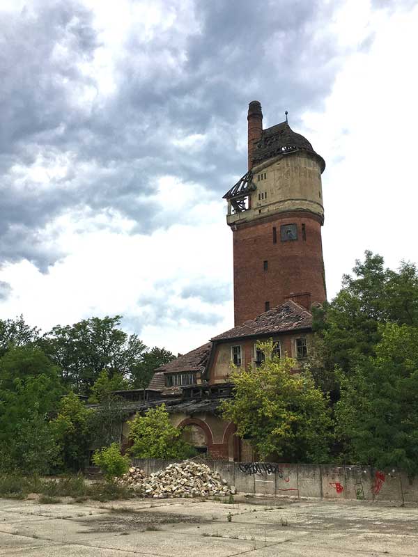 Der ehemalige Wasserturm der Landesirrenanstalt Teupitz, Brandenburg, südlich von berlin, der gleichzeitig auch Uhrenturm war, ist von Brandspuren gezeichnet - Lost Places