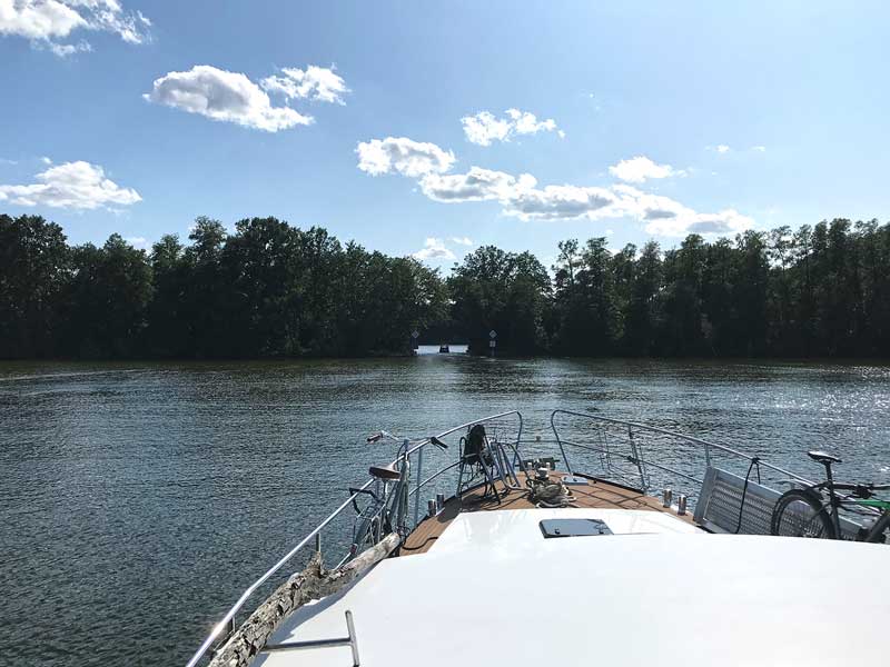 Die Durchfahrten zwischen den einzelnen Seen der Teupitzer Gewässer, Dahme-Wasserstraße, Brandenburg südlich von Berlin, sind oft recht schmal und nicht leicht zu sehen