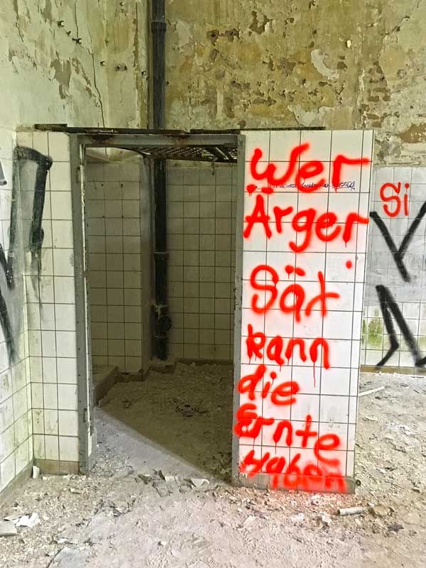 Wer Ärger sät kann die Ernte haben - Grafitto auf den weißen Fliesen der ehemaligen Wäscherei der Landesirrenanstalt Teupitz, Brandenburg, südlich von Berlin - Lost Places