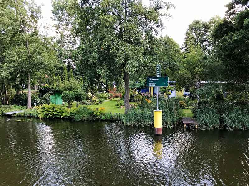 Ein Wegweiser am Ufer bei Prieros weist den Weg zu den Teupitzer Gewässern, den Storkower Gewässern und der Dahme-Wasserstraße in Brandenburg südlich von Berlin