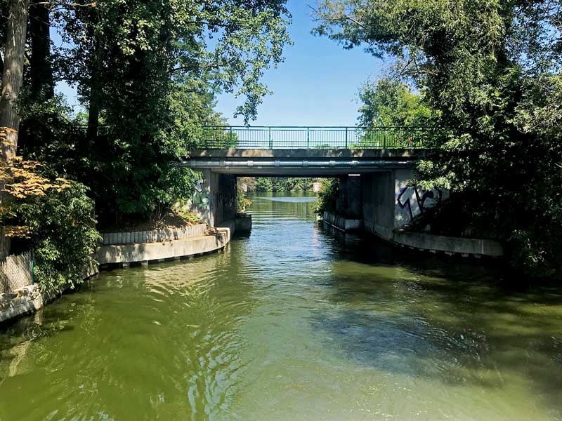 Eine niedrige Brücke und schmale Fahrrinne erschweren die Zufahrt vom Zernsdorfer See in die Zernsdorfer Lake, Brandenburg, südlich von Berlin